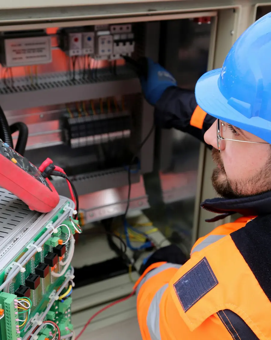 Elektrofachkraft bei einem technischen Einsatz